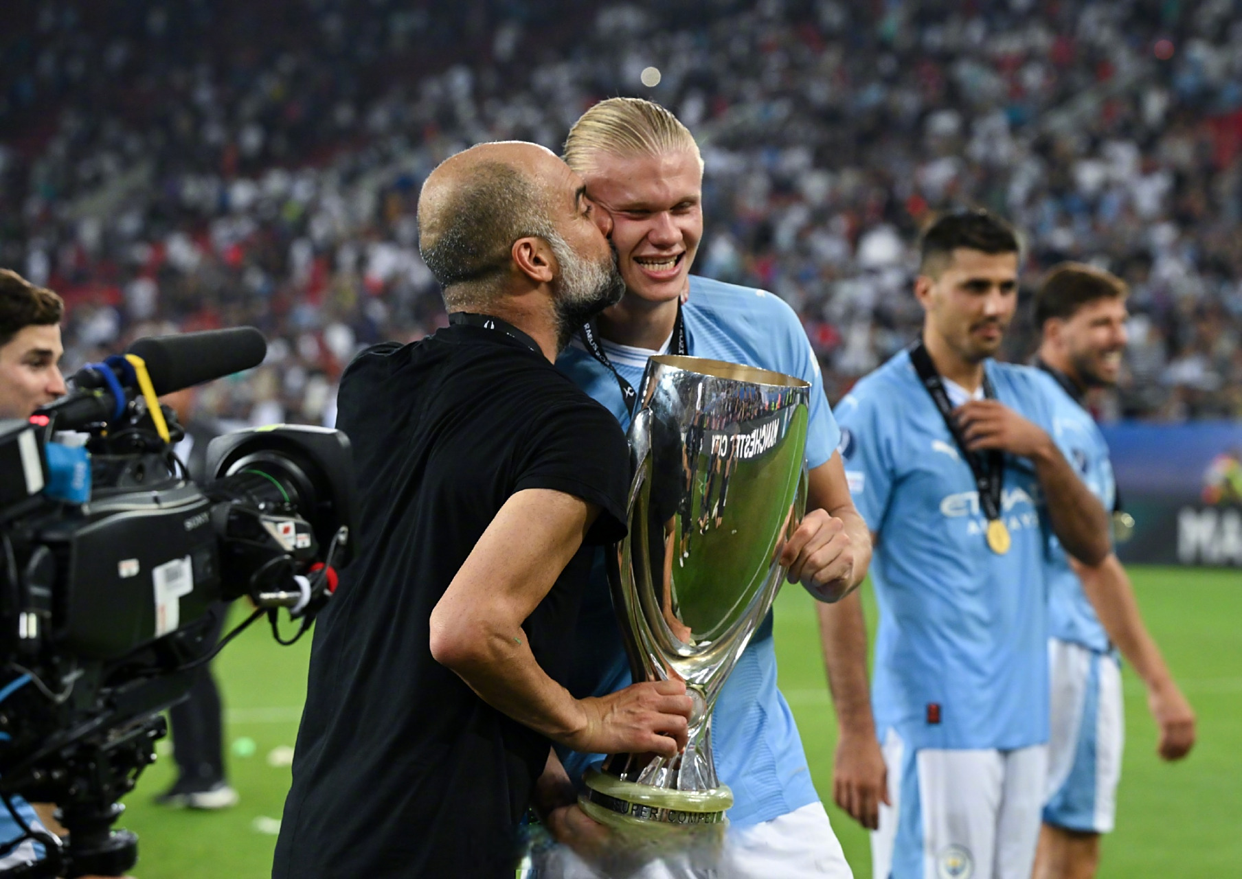 爱游戏体育-曼城训练开放日；今夜伤情更新引欢呼；欧超杯在即；心理建设被强调