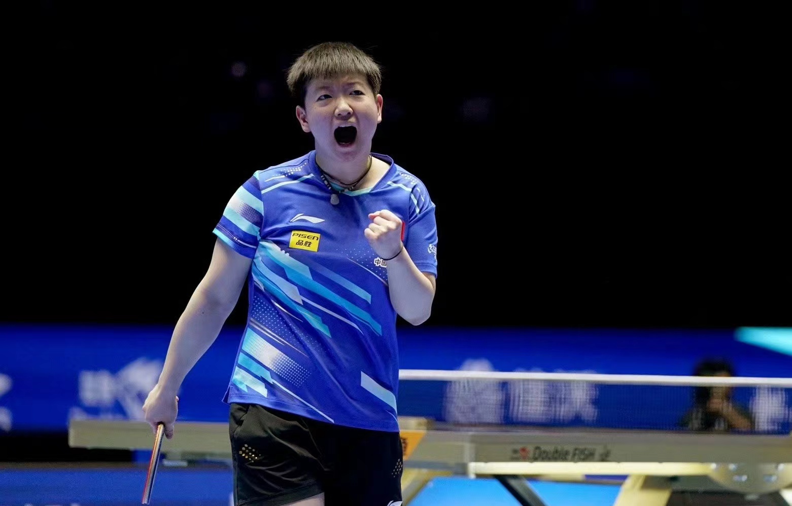 爱游戏中国体育-法兰克福训练开放日；关键时刻队长鼓劲引欢呼；社区盾在即；医务组通报恢复